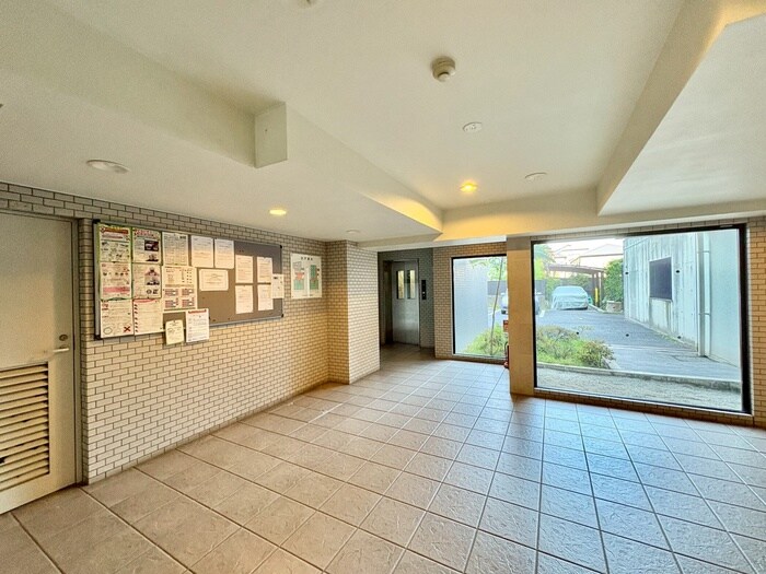 物件外観写真4　(エントランス部分)