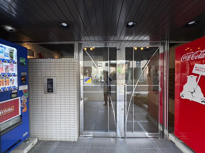 物件外観写真3　(エントランス部分)