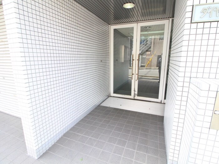 物件外観写真3　(エントランス部分)