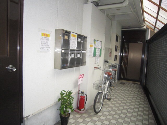 物件外観写真3　(エントランス部分)