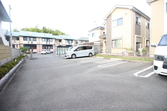 物件外観写真3　(駐車場)