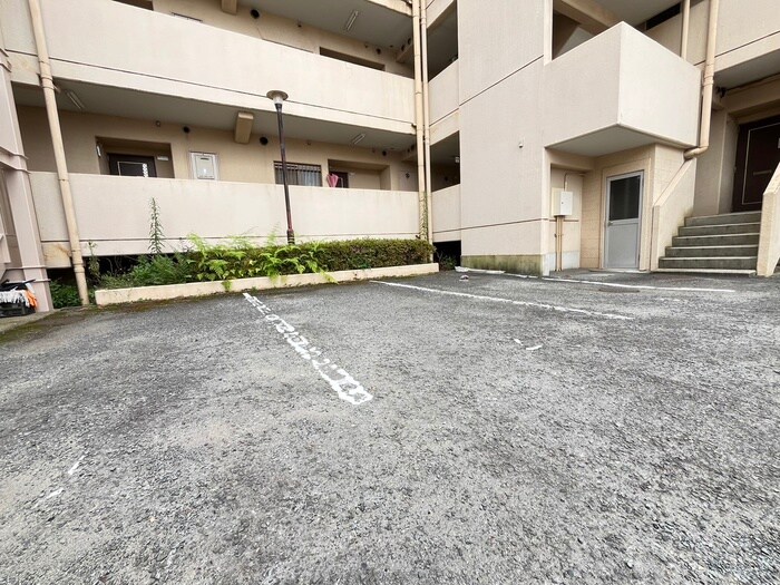 物件外観写真2　(駐車場)