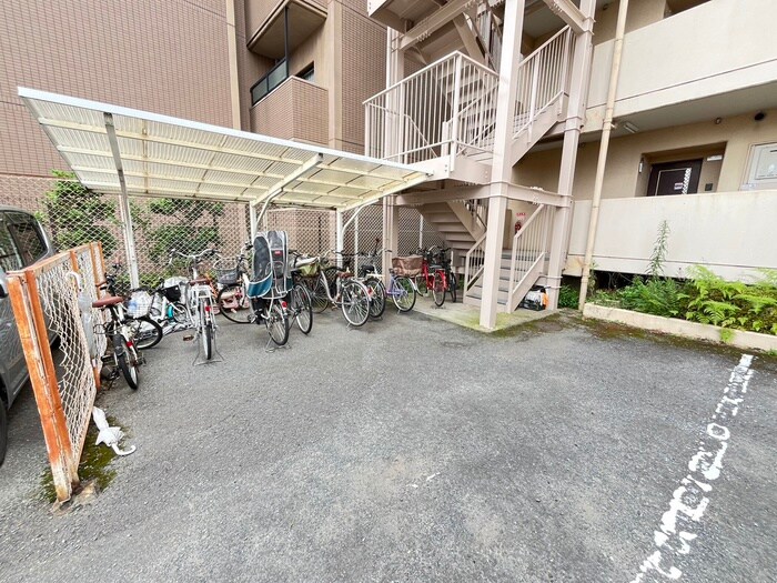 物件外観写真4　(駐輪場)