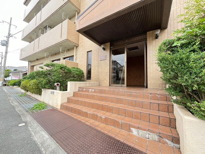 物件外観写真6　(エントランス部分)