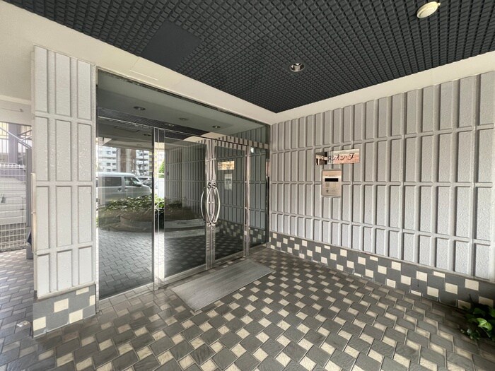 物件外観写真3　(エントランス部分)