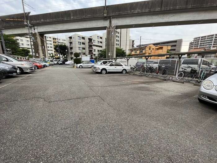 物件外観写真4　(駐車場)