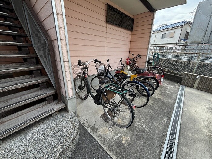 物件外観写真2　(駐輪場)