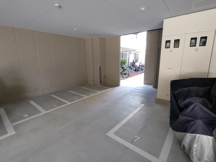 物件外観写真6　(バイク置き場)