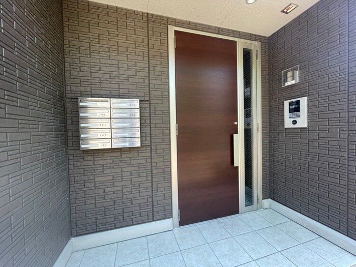 物件外観写真2　(エントランス部分)