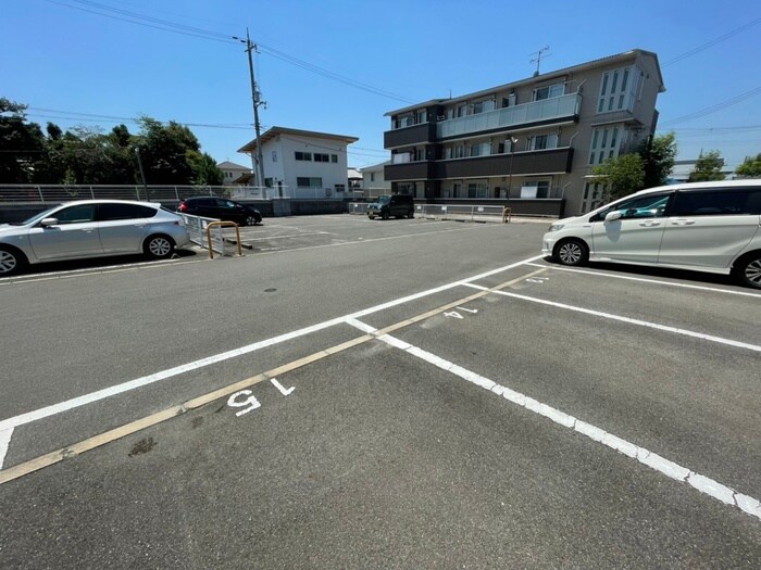 物件外観写真3　(駐車場)
