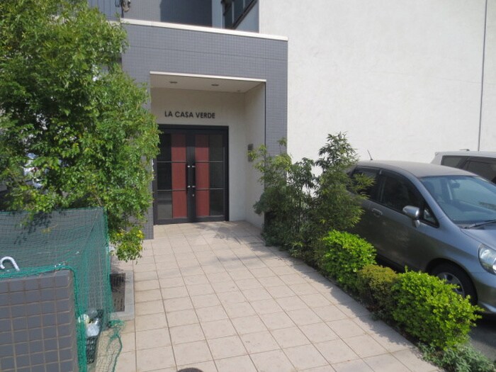 物件外観写真2　(エントランス部分)