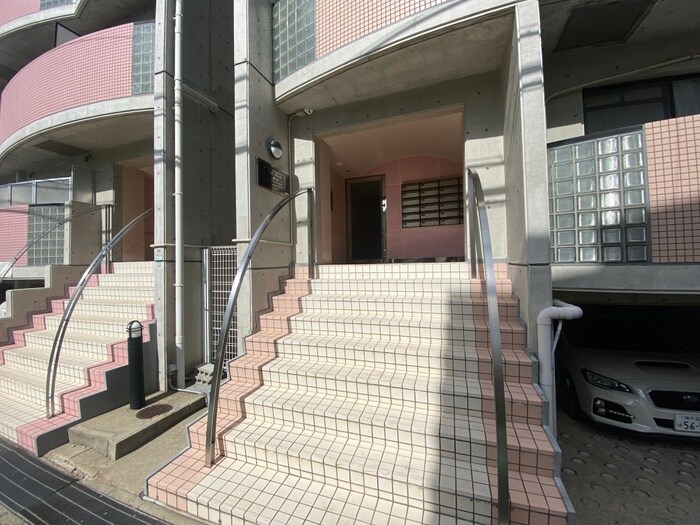 物件外観写真4　(エントランス部分)