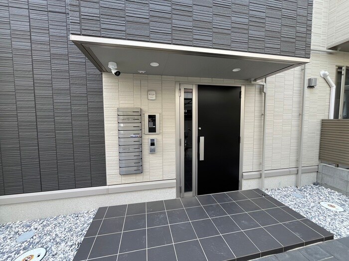 物件外観写真2　(エントランス部分)