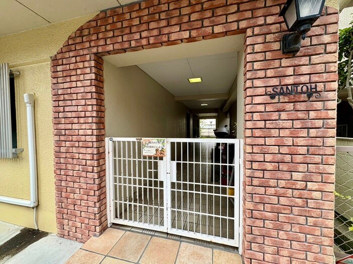 物件外観写真6　(エントランス部分)