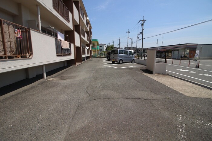 物件外観写真3　(駐車場)