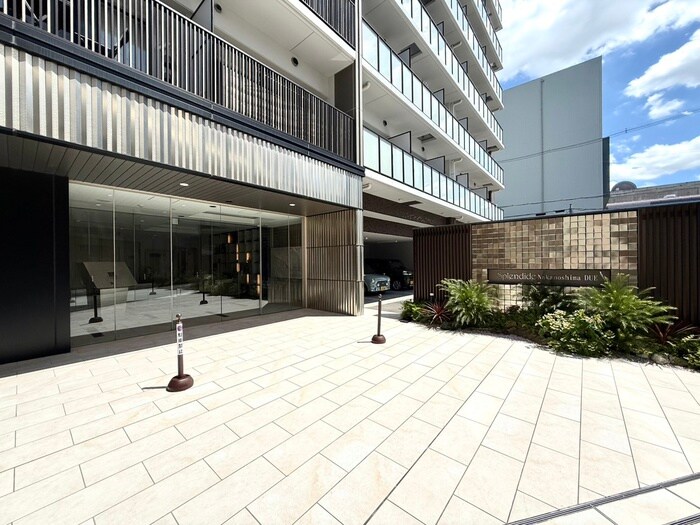 物件外観写真2　(エントランス部分)