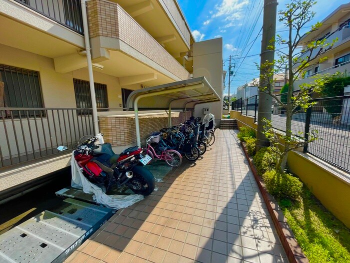 物件外観写真3　(駐輪場)