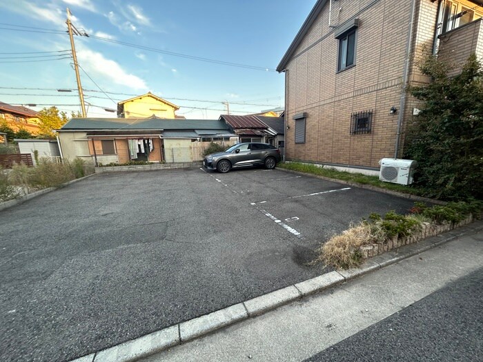 物件外観写真6　(駐車場)