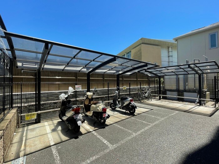 物件外観写真4　(駐輪場)