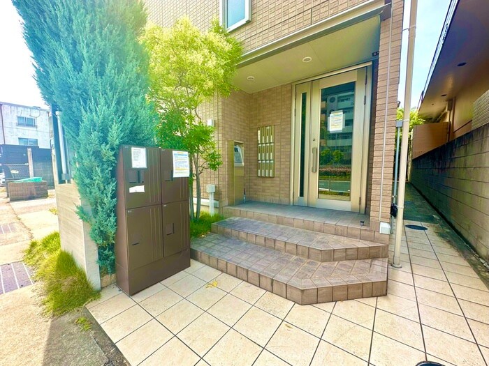 物件外観写真3　(エントランス部分)