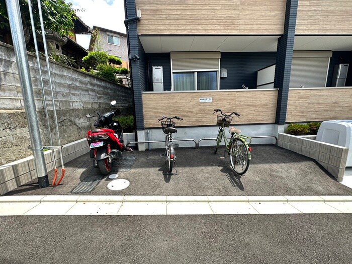 物件外観写真2　(駐輪場)