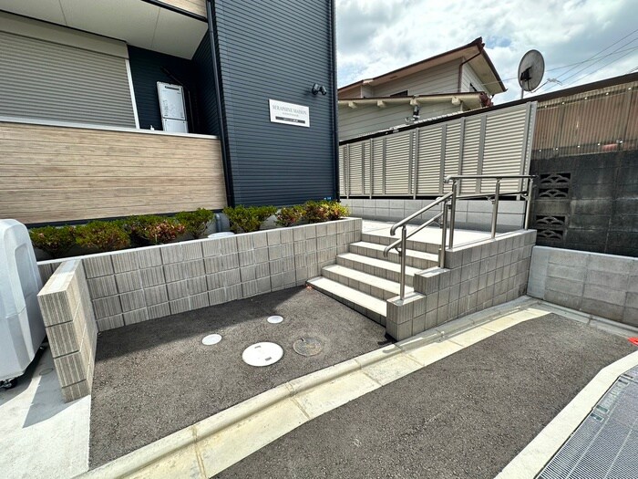 物件外観写真3　(エントランス部分)