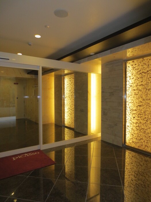 物件外観写真3　(エントランス部分)