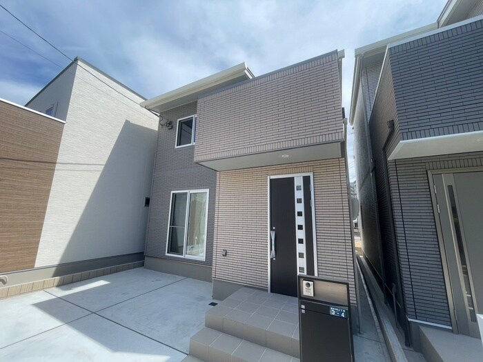 物件外観写真3　(エントランス部分)