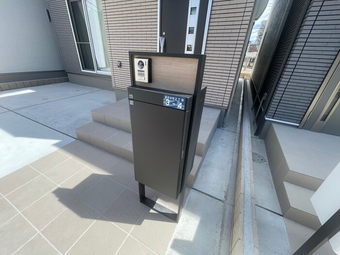 物件外観写真4　(エントランス部分)