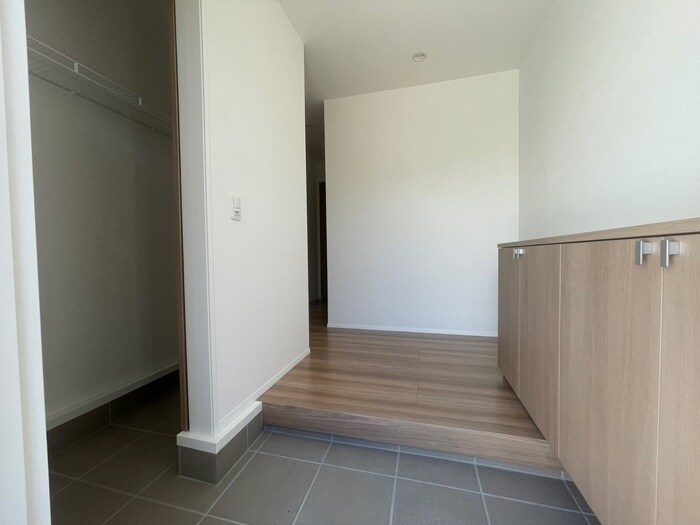 物件内観写真18　(玄関)