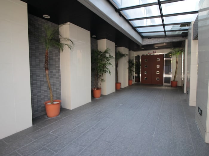 物件外観写真3　(エントランス部分)