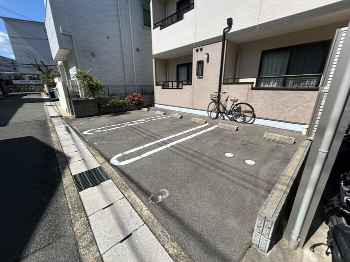 物件外観写真6　(駐車場)