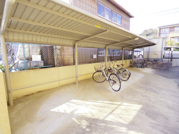 物件外観写真2　(駐輪場)