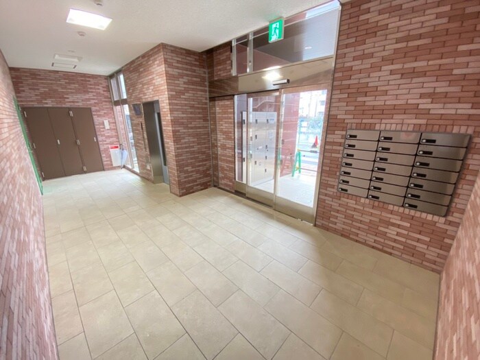 物件外観写真2　(エントランス部分)