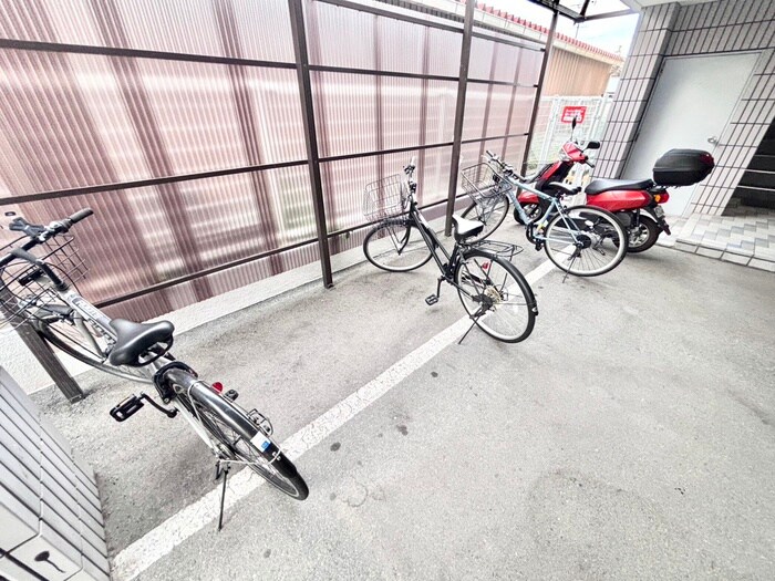 物件外観写真2　(駐輪場)
