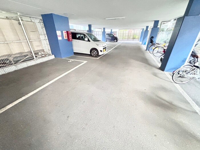 物件外観写真4　(駐車場)