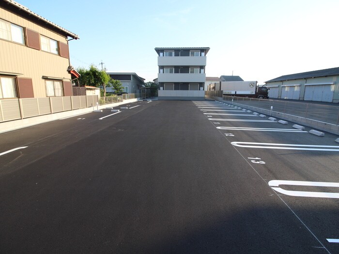 物件外観写真2　(駐車場)
