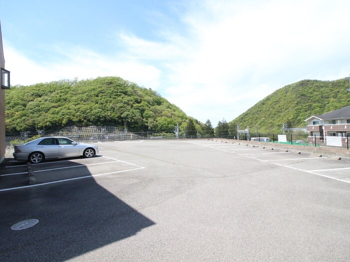 物件外観写真2　(駐車場)