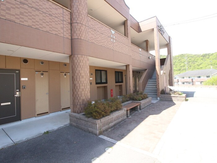 物件外観写真6　(エントランス部分)