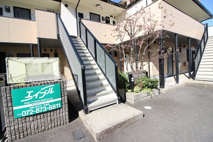 物件外観写真3　(エントランス部分)