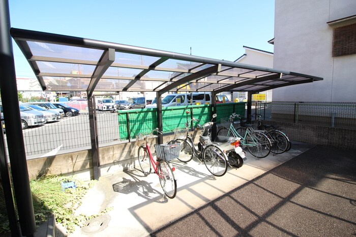 ヴォヌール・ミチの駐輪場