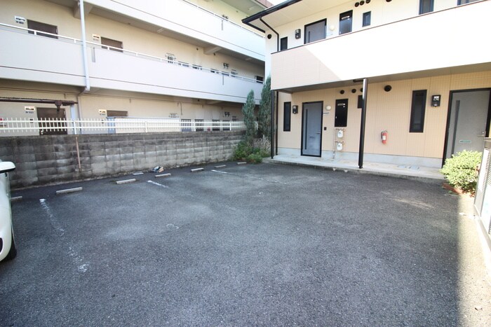 物件外観写真5　(駐車場)