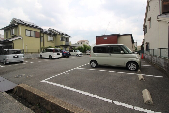 物件外観写真6　(駐車場)