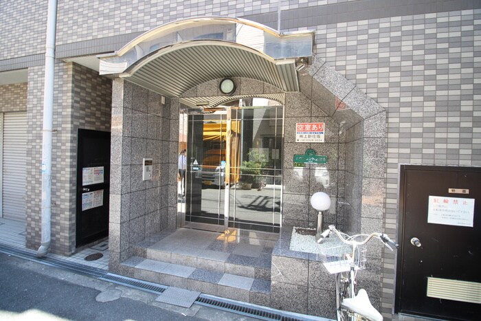 物件外観写真2　(エントランス部分)