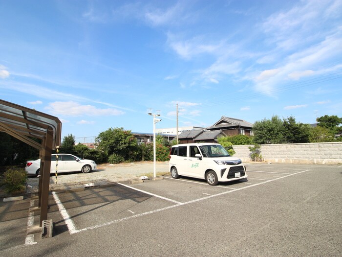 物件外観写真2　(駐車場)