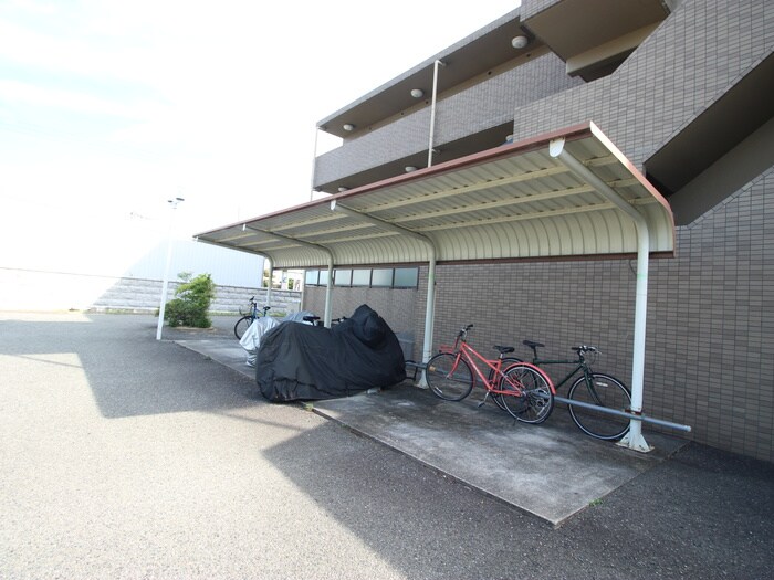 物件外観写真4　(駐輪場)