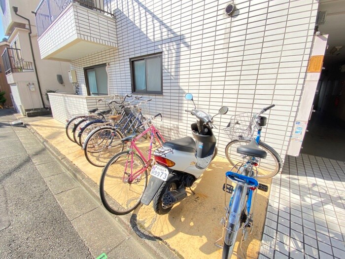 物件外観写真4　(駐輪場)