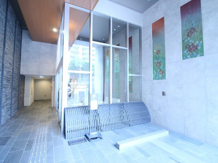 物件外観写真3　(エントランス部分)