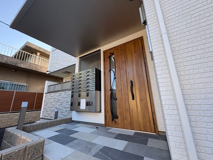 物件外観写真2　(エントランス部分)