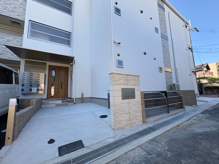 物件外観写真5　(エントランス部分)